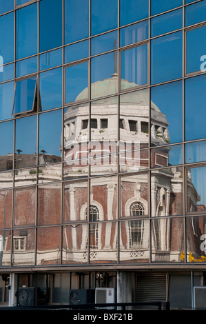 Reflexionen von Bradford Alhambra und stillgelegten Bradford Odeon-Kino, in der bald sein ehemaliger Polizei-Station abgerissen. Stockfoto