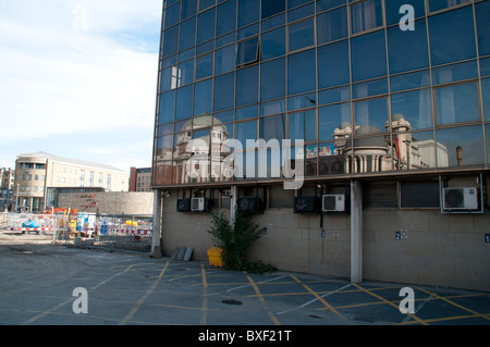 Reflexionen von Bradford Alhambra und stillgelegten Bradford Odeon-Kino, in der bald sein ehemaliger Polizei-Station abgerissen. Stockfoto