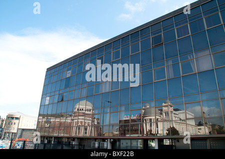 Reflexionen von Bradford Alhambra und stillgelegten Bradford Odeon-Kino, in der bald sein ehemaliger Polizei-Station abgerissen. Stockfoto