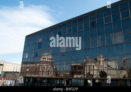 Reflexionen von Bradford Alhambra und stillgelegten Bradford Odeon-Kino, in der bald sein ehemaliger Polizei-Station abgerissen. Stockfoto