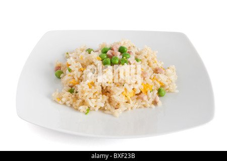 Schüssel mit kantonesischer Reis isoliert auf weißem Hintergrund mit Beschneidungspfad Stockfoto