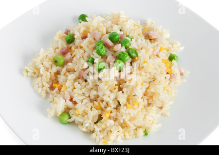 Schüssel mit kantonesischer Reis isoliert auf weißem Hintergrund mit Beschneidungspfad Stockfoto