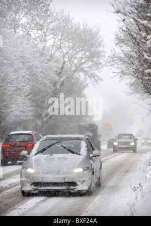 Verkehr in Blizzard Bedingungen auf der A40 in der Nähe von Andoversford Gloucestershire gefangen 18. Dezember 2010 Stockfoto