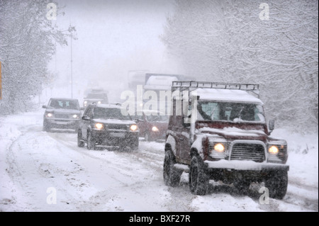 Ein Land Rover Defender und andere vier Allradfahrzeuge letzten Pkw und LKW in Blizzard Bedingungen auf der A40 in der Nähe gestrandet Stockfoto