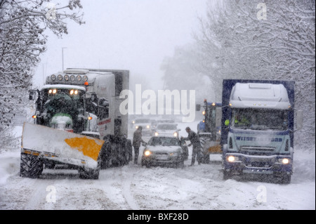 Verkehr in Blizzard Bedingungen auf der A40 in der Nähe von Andoversford Gloucestershire gefangen 18. Dezember 2010 Stockfoto