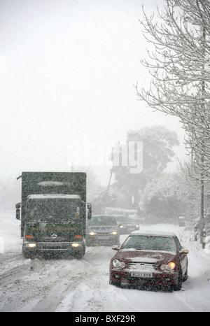 Verkehr in Blizzard Bedingungen auf der A40 in der Nähe von Andoversford Gloucestershire gefangen 18. Dezember 2010 Stockfoto