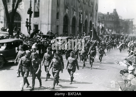 Der United States Army 32. Division Red Arrow Ost auf Lafayette News-Gebäude in Detroit während WWI Heimkehr Par vorbei marschiert Stockfoto