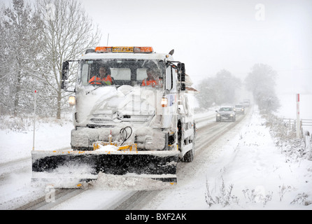 Ein Schneepflug in Blizzard Bedingungen auf der A40 in der Nähe von Andoversford Gloucestershire 18. Dezember 2010 Stockfoto