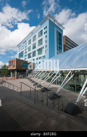 Die Richmond Gebäude und das Atrium an der Bradford University Stockfoto