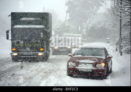 Verkehr in Blizzard Bedingungen auf der A40 in der Nähe von Andoversford Gloucestershire gefangen 18. Dezember 2010 Stockfoto