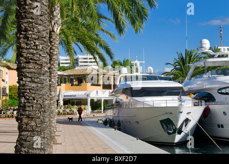 MALLORCA Luxus-Motoryachten, die an der schicken Puerto Portals Marina Portals Nous Palma de Mallorca Balearen Spanien festgemacht sind Stockfoto