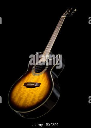 akustischer Gitarre auf schwarzem Hintergrund, nützlich für verschiedene Musik bezogene Themen Stockfoto