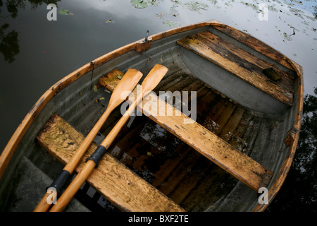 Eine alte verwitterte Holz Ruderboot mit Rudern, Ansicht von oben. Stockfoto