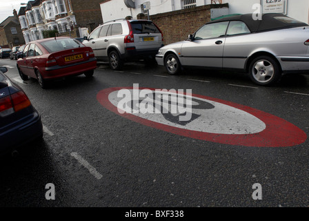 Höchstgeschwindigkeit Straße Kennzeichnung in einem suburban street London UK Stockfoto