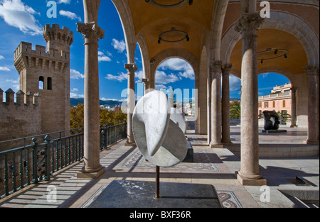 Palma de Mallorca März Palace Terrasse mit renommierten zeitgenössischen Skulpturen auf permanente Anzeige Palma Altstadt Mallorca Spanien Stockfoto
