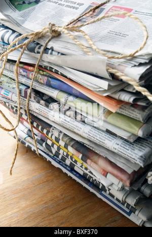 Zeitungen bereit für das recycling Stockfoto