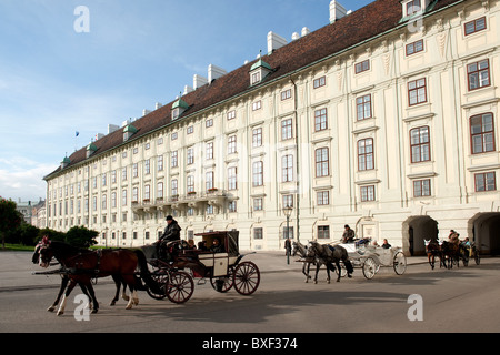 Hofburg Palace Heldenplatz mit Fiaker Wien Österreich 2010 Stockfoto