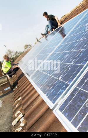 Montage Photovoltaik-Module auf dem Dach von einem Haus Nord-London-UK Stockfoto