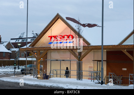 Twilight-Bild von der Vorderseite der Tesco-Supermarkt in Gerrards Cross Buckinghamshire UK Stockfoto