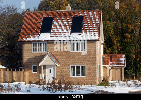 Neu gebautes Haus mit integrierten Solarzellen Stockfoto