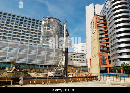 Spundwand im Prozess auf einer Baustelle in Croydon South London UK Stockfoto