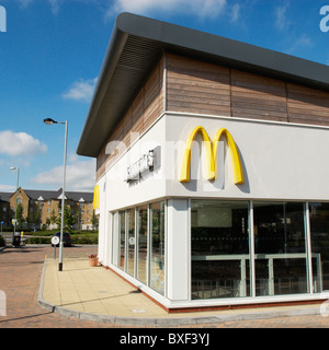 Modernes McDonalds-Restaurant in der Nähe von Ravenswood Wohnsiedlung Ipswich Suffolk UK Stockfoto