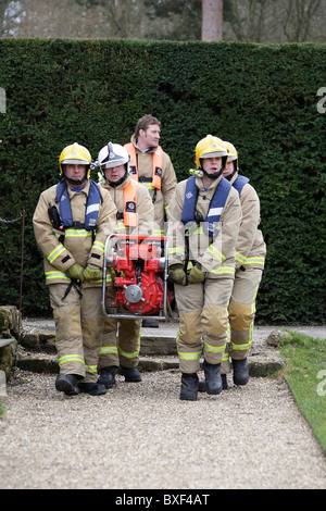 Feuerwehrleute tragen Lighweight Tragkraftspritze Stockfoto