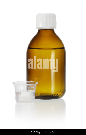 Glasflasche Medizin und Kunststoff Messbecher auf weißem Hintergrund Stockfoto