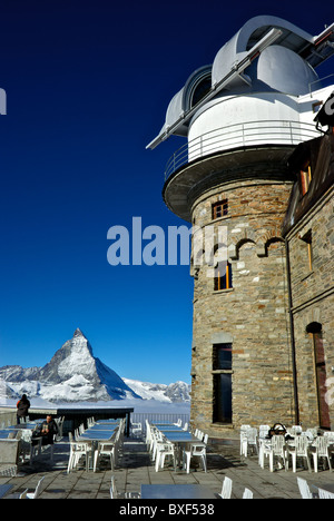 Hoch aufragenden Matterhorn Gipfel erhebt sich über Cloud hinter Gornergrat alpine Railway Station Observatorium und Sonnendeck Zermatt Stockfoto