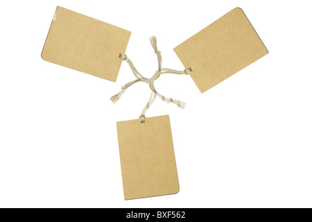 Drei braune Tags auf weißem Hintergrund angeordnet Stockfoto