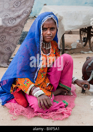 Gadia Lohar. Nomadische Rajasthan junge Frau tendenziell einen Ofen. Indiens wandernde Schmiede. Indien Stockfoto