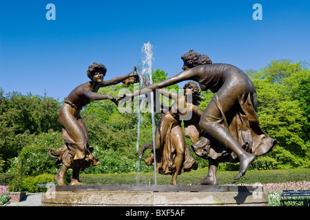 Wintergarten im Central Park in New York City mit der drei tanzende Jungfrauen-Statue von dem Bildhauer Walter Schott. Stockfoto