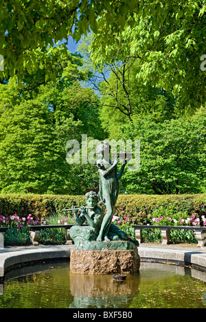 Wintergarten mit der Secret Garden Statue am Burnett Brunnen Darstellung Dickon und Maria, Central Park, New York City. Stockfoto