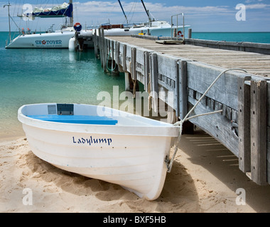 Kleines Ruderboot genannt Ladylump vertäut an der Anlegestelle in Monkey Mia Shark Bay Western Australia Stockfoto