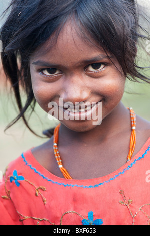 Glücklich Arm niedriger Kaste indischen Straße Mädchen lächelnd. Andhra Pradesh, Indien Stockfoto