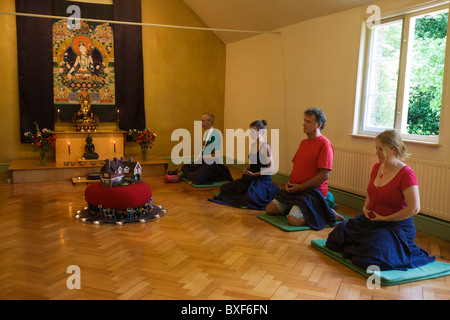 Buddhisten meditieren schweigend für 30 Minuten in den Altarraum in Bruchtal buddhistischen Retreat Centre, England. Stockfoto