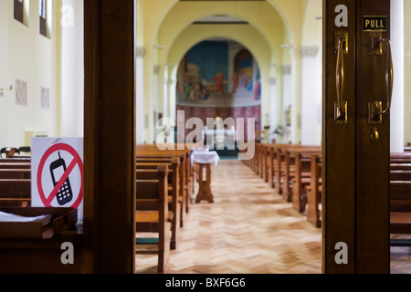 Keine Mobiltelefone Zeichen und Interieur aus den 1930er Jahren gebaut, St.-Laurentius Kirche in Feltham, London. Stockfoto