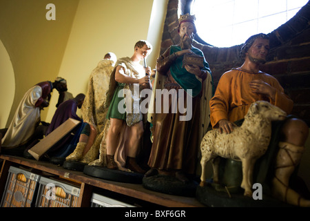 Krippe Figuren im Speicher vor Weihnachten im Obergeschoss Zimmer im St.-Laurentius Kirche in Feltham, London. Stockfoto