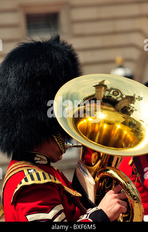 LONDON, Großbritannien - 03. JULI 2010: Bandmitglieder der Garde beim Wachwechsel Stockfoto
