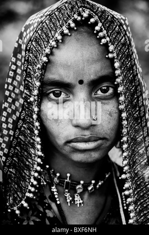 Gadia Lohar. Nomadische Rajasthan junge Frau. Indiens wandernde Schmiede. Indien. Schwarzweiß Stockfoto