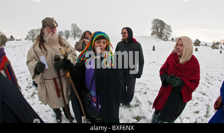 Druiden, die Feier der Wintersonnenwende im Schnee in Avebury stone Circle, Wiltshire, UK Stockfoto