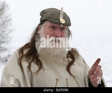 Bogen-Druide von Avebury und Halter von den Steinen Terry Dobney Feier der Wintersonnenwende im Schnee in Avebury, Wiltshire Stockfoto