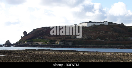 Essex-Burg mit Blick auf Longis Bay, Alderney, Kanalinseln Stockfoto