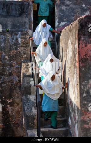 Muslimische Studenten, Fort Jesus, Mombasa, Kenia Stockfoto