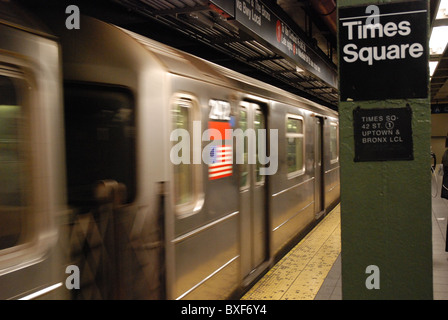 Zug in Times Square u-Bahnstation fahren Stockfoto