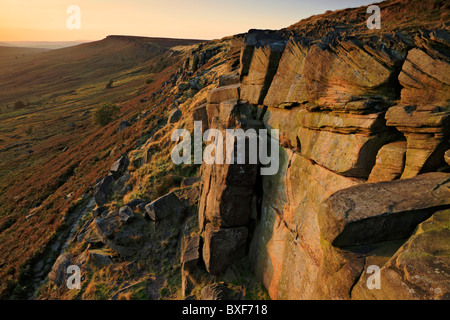 Stanage Edge, mit Blick auf hohe Neb und Crow Kinn, Dark Peak, The Peak District, Derbyshire. Stockfoto