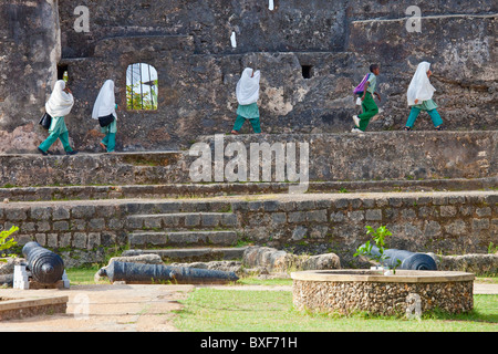 Muslimische Studenten, Fort Jesus, Mombasa, Kenia Stockfoto