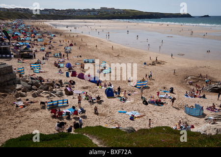 Urlauber am Strand Cornish Stockfoto