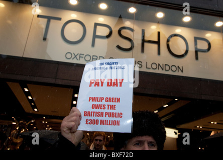 Protest gegen unbezahlte Steuern bei Topshop in Oxford Circus, London Stockfoto