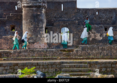 Muslimische Studenten, Fort Jesus, Mombasa, Kenia Stockfoto